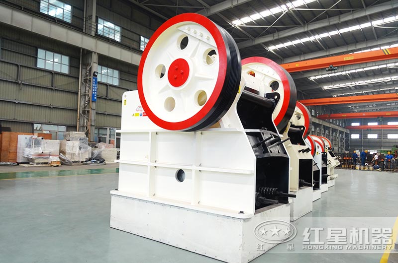 PE900*1200鄂式碎石機產量大概多少？能破碎水泥塊嗎？