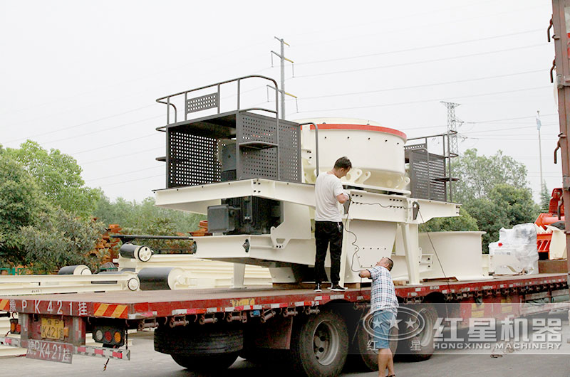 客戶河卵石制砂機(jī)裝車發(fā)貨現(xiàn)場